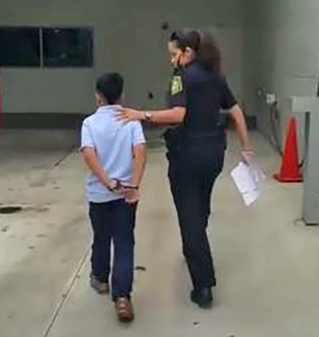 【影】7歲童打老師被上銬 父母卻怪”警察暴力” | 華視新聞