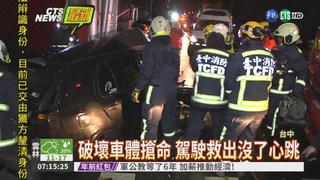 轎車撞電桿 駕駛流血陷昏迷