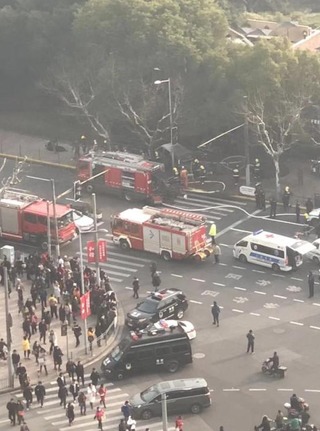 上海車輛起火失控撞人行道 司機抽菸釀禍18傷