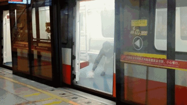 廣州男搭地鐵充電 行動電源冒煙疑起火濃煙竄車廂 | 華視新聞