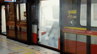 廣州男搭地鐵充電 行動電源冒煙疑起火濃煙竄車廂