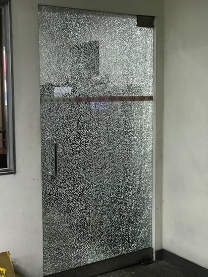 冷到安全門碎裂?! 玻璃噴散一地工廠員工嚇壞 | 民眾提供。