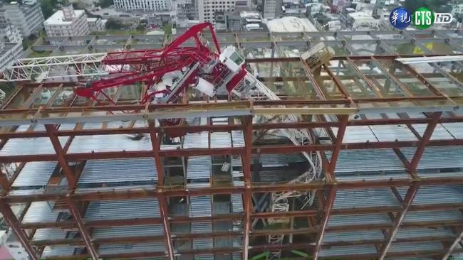 【影】花蓮強震 艾美酒店施工地 上億元吊臂傾斜 | 華視新聞