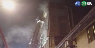 北市公寓火警 3消防員搶救重摔