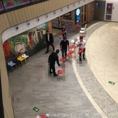 驚悚! 北京商場男子砍人 釀1死12傷 | 現場滿地血跡(翻攝微博)