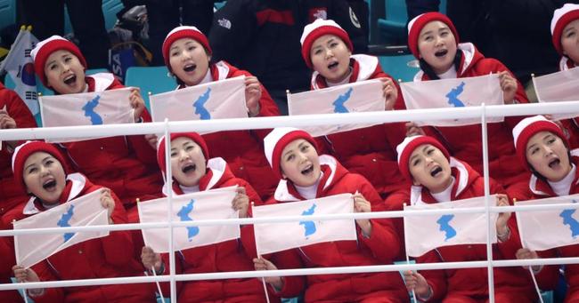北韓啦啦隊 為南北韓女子冰球聯隊首戰加油 | 華視新聞