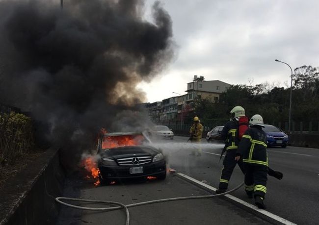 國道1號火燒車 夫妻驚險棄車逃命 | 華視新聞