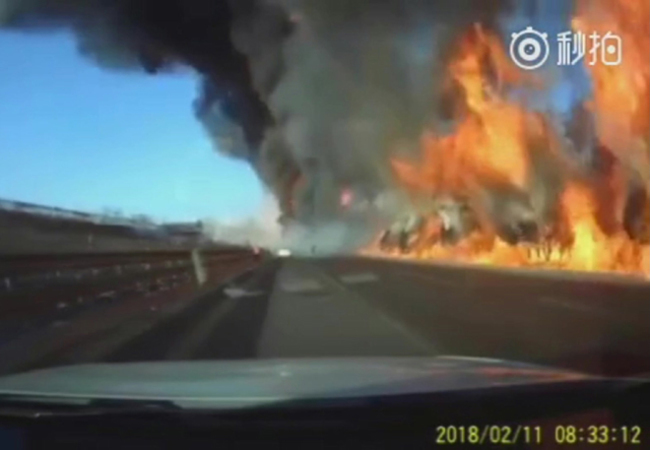 【影】快跑! 陸高速公路爆炸 大火延燒整路 | 華視新聞