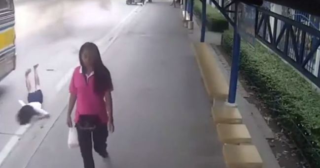 【影】慘! 公車離站才下車 少女當場臉著地 | 華視新聞
