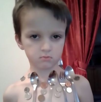 【影】小小萬磁王 女童身體可吸10支湯匙 | 5歲男童身體可吸附各種金屬(翻攝鏡報)