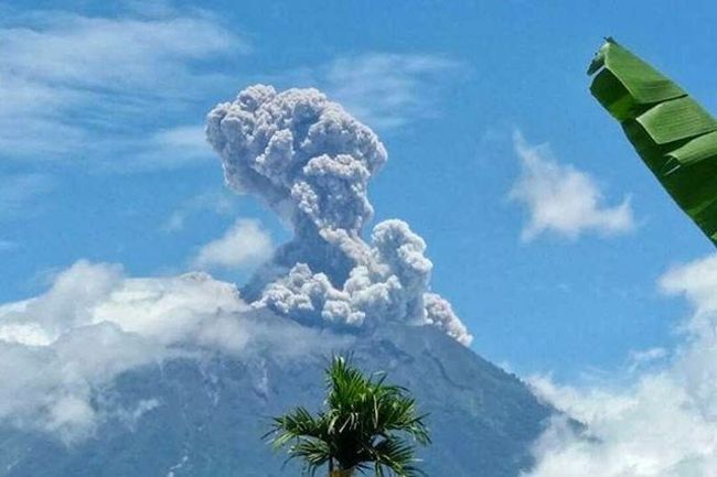 【影】剛降低警戒層級 阿貢火山再度噴發 | 華視新聞