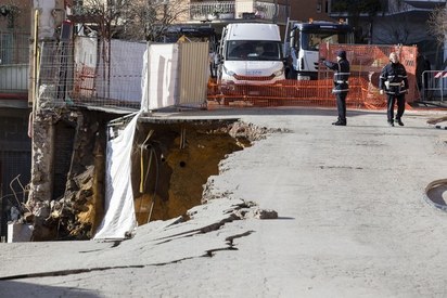 恐怖! 羅馬9公尺深大洞 6輛車慘被吞噬 | 