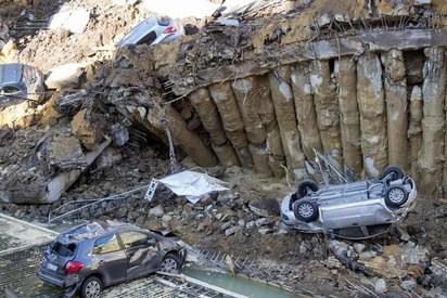 恐怖! 羅馬9公尺深大洞 6輛車慘被吞噬 | 