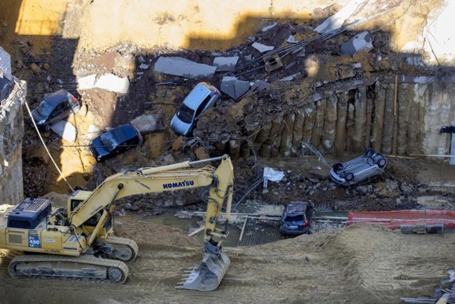 恐怖! 羅馬9公尺深大洞 6輛車慘被吞噬 | 華視新聞