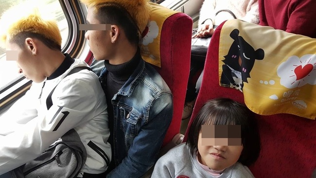 超暖心! 火車擠爆"有愛"移工讓位給小孩 | 華視新聞