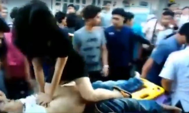 CPR正妹志工 跳上擔架幫急救被讚"人美心美" | 華視新聞