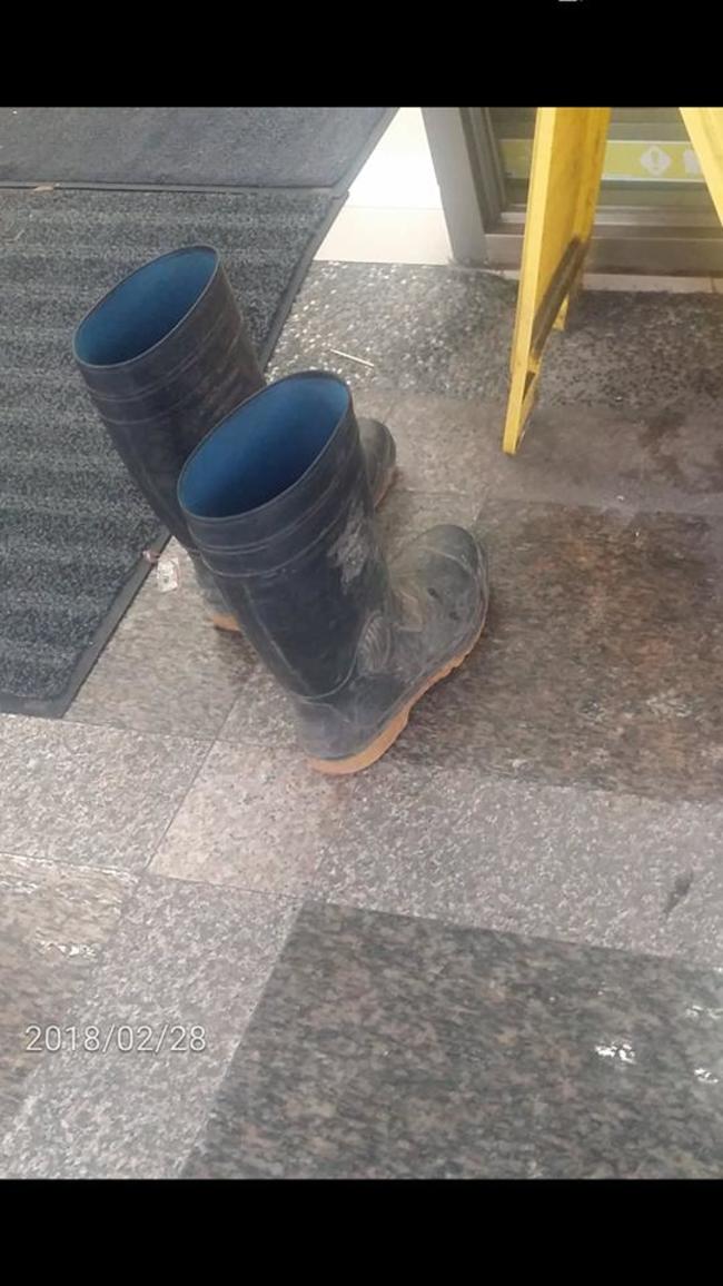 超商門口有雙"沾土的雨鞋" 阿伯好修養被讚翻 | 華視新聞