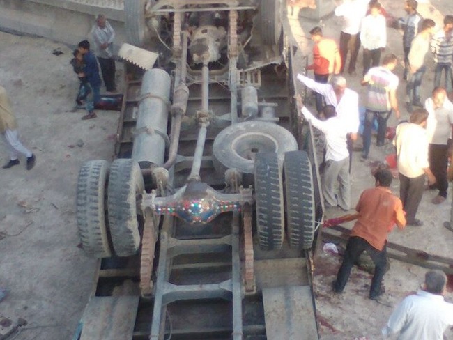 印度嚴重卡車翻覆意外 28死十餘人受傷 | 華視新聞