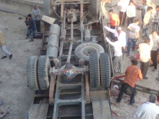 印度嚴重卡車翻覆意外 28死十餘人受傷