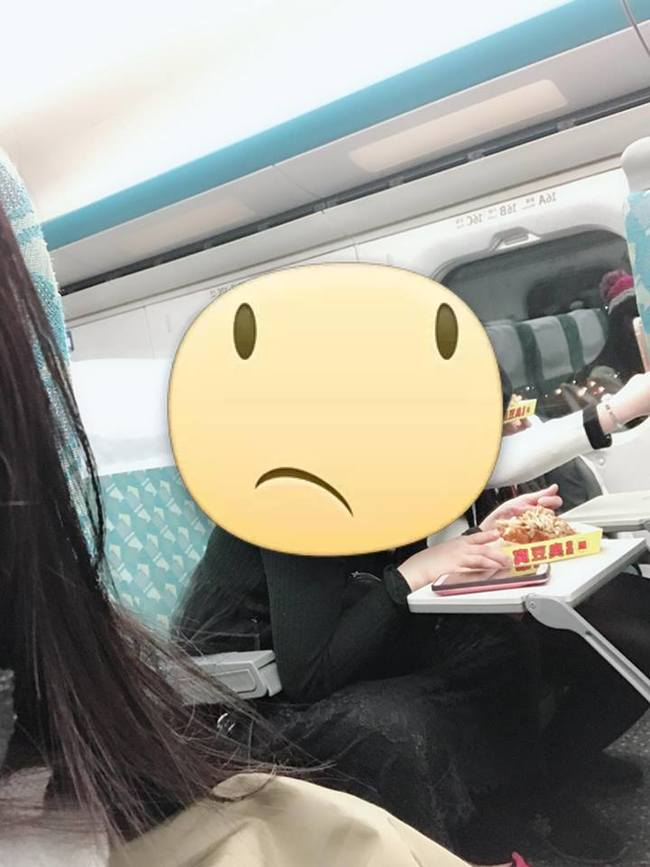 高鐵乘客吃臭豆腐味道太重! 她崩潰喊"沒禮貌" | 華視新聞