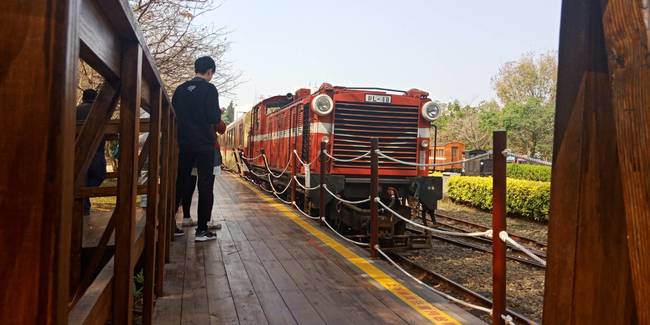 阿里山小火車又出包 驚傳擦撞月台 | 華視新聞