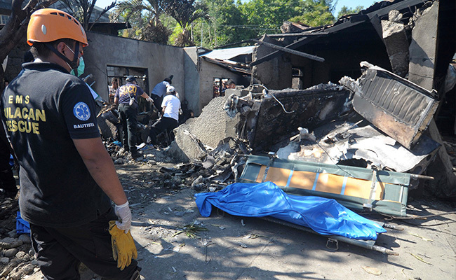 悲劇! 菲國輕航機墜民宅 釀10人喪生 | 華視新聞