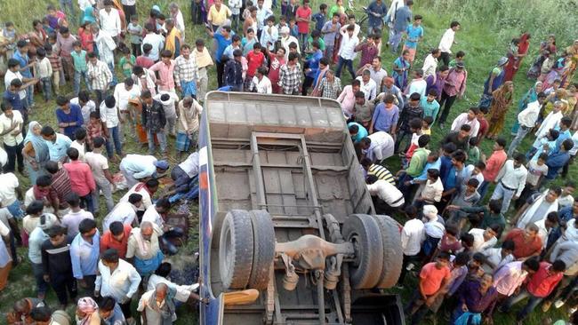 印度巴士超速墜河 翻車造成12死46傷 | 華視新聞