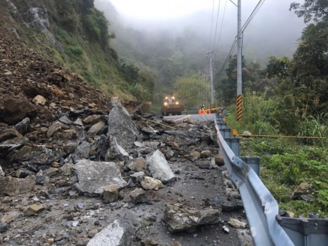 阿里山公路無預警土石坍方 幸無人車傷亡 | 華視新聞
