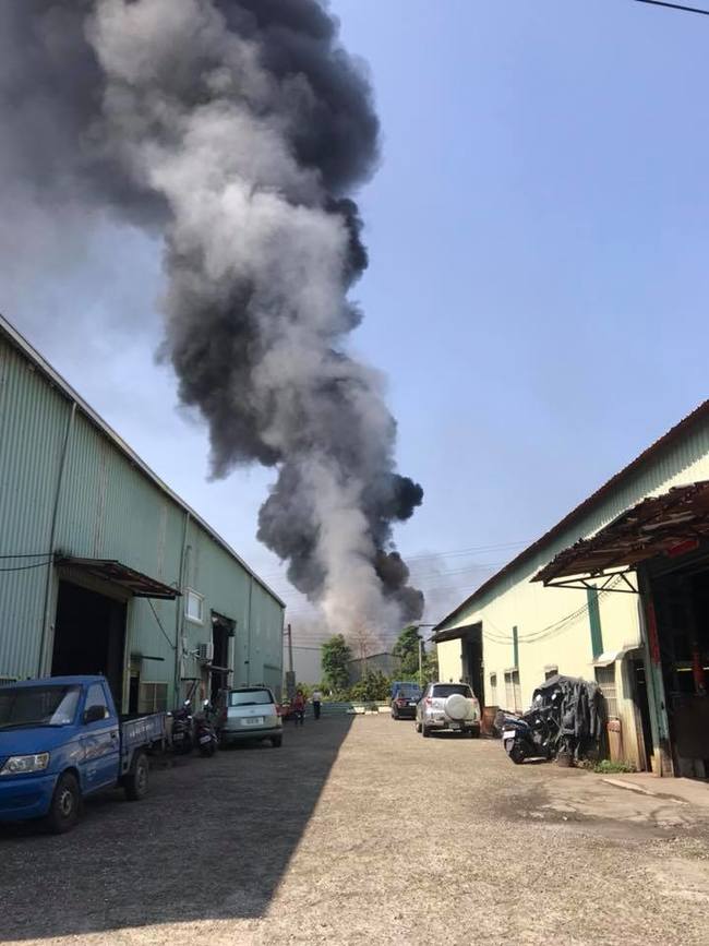 鳥松塑膠工廠大火 濃煙直竄天際 | 華視新聞