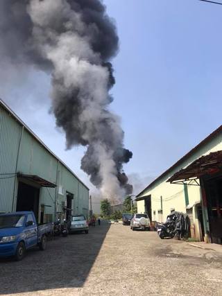 鳥松塑膠工廠大火 濃煙直竄天際