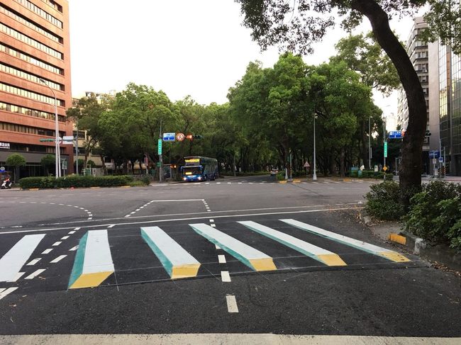 提升路口通行安全 北市試辦"3D立體行穿線" | 華視新聞