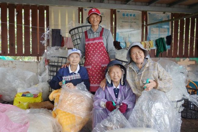 驚奇4嬤投入塑膠袋環保 兩年半整理7噸半回收 | 華視新聞