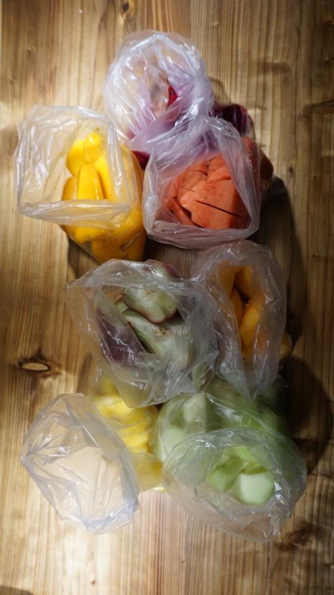 韓籍學生逛士林夜市被坑! 7包水果賣1500元... | 華視新聞