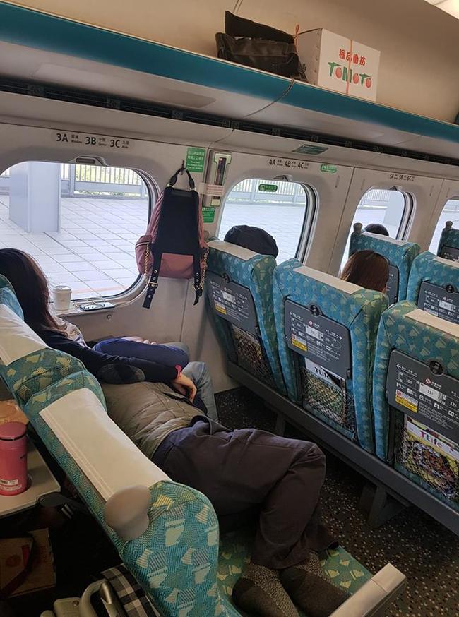 他收假尖峰期高鐵"橫躺"佔位 網友:不要臉 | 華視新聞