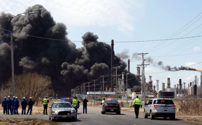 【影】美煉油廠爆炸引大火 當局緊急撤離周邊居民 | 華視新聞