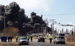 【影】美煉油廠爆炸引大火 當局緊急撤離周邊居民