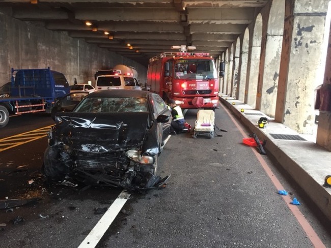 快訊／瑞芳南雅隧道2車對撞 一人失去生命跡象 | 華視新聞