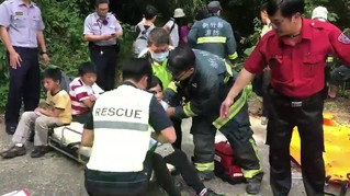 新竹聖母山廂型車翻覆 車上11人受困