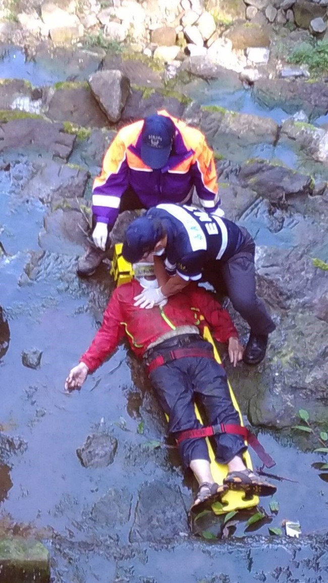 嘉義阿里山男遊客不慎墜橋 搶救後仍宣告不治 | 華視新聞