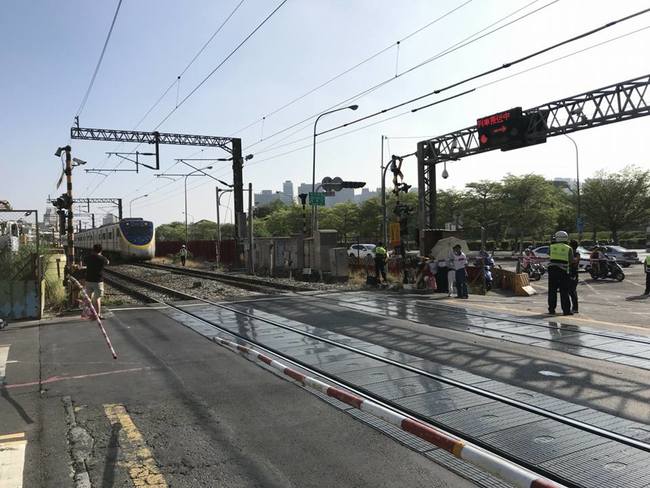 台鐵區間高雄撞到"無人駕駛"機車 已恢復行駛 | 華視新聞