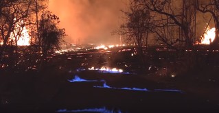 【影】美國夏威夷火山噴不停 藍色火焰如人間煉獄