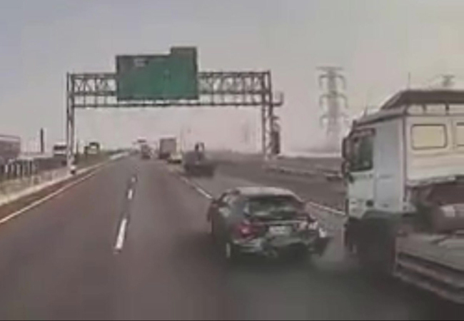 轎車國道「急煞」後爆衝 速度追過右側砂石車 | 華視新聞