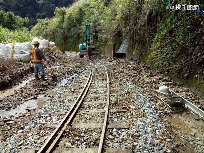 阿里山落石坍方覆森鐵軌道 清除照常試車 | 華視新聞
