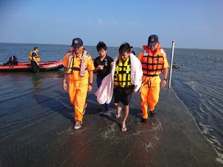 【影】工人施工蚵道"卡"在海上 海巡署緊急救援