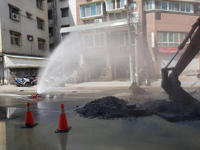 新店安和路挖破瓦斯管線 警消灑水搶救中 | 華視新聞