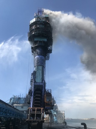 台中港卸煤機燃燒 傳五、六人受困