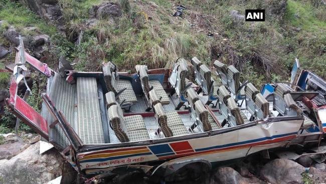印度巴士墜80公尺深谷 至少47死2重傷 | 華視新聞