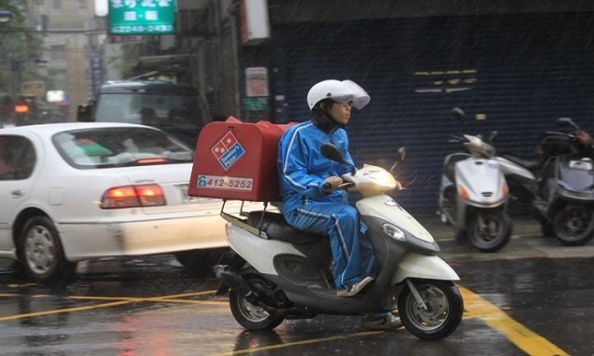 颱風天外送 3連鎖速食業者全喊卡 | 華視新聞