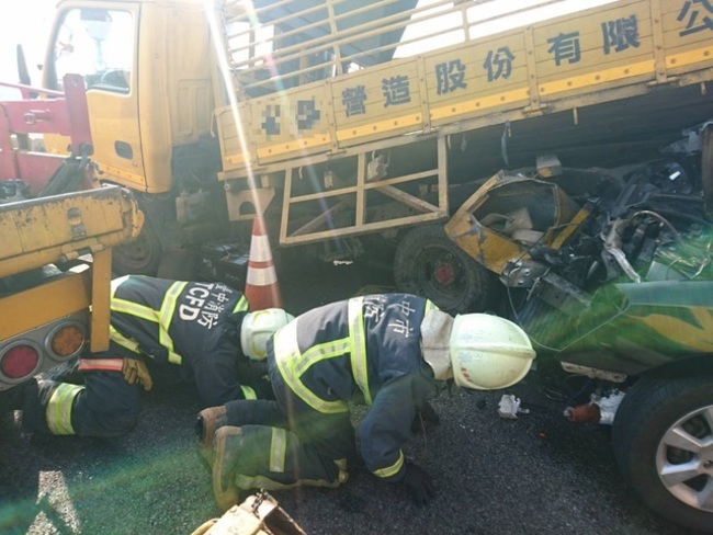 國道工程車路肩遭轎車撞 洗路工人捲車底1死2傷 | 華視新聞