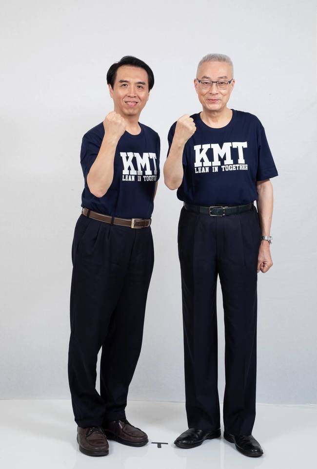 KMT潮T搭高腰褲 這張照片讓網友眼睛痛 | 華視新聞